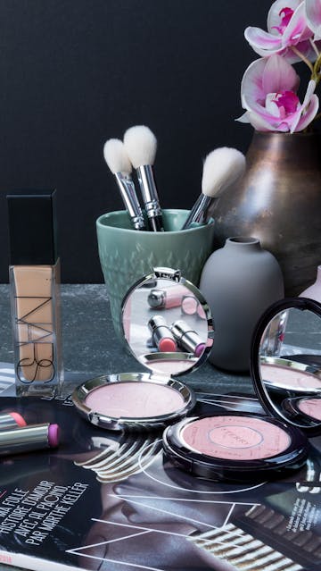 5 produits de maquillage (By Terry, Becca, Nars, YSL, Dior)